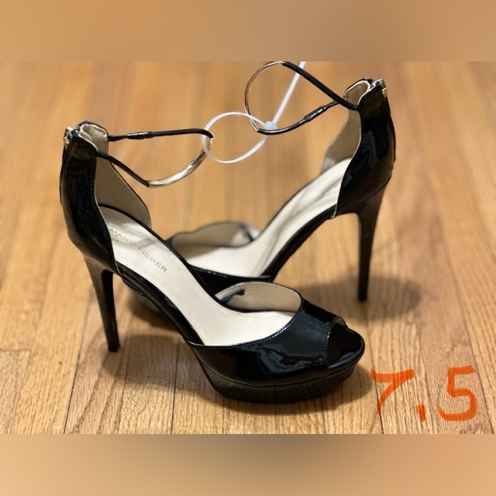 MARC FISHER: LADIES BLACK & GOLD VERY HIGH HEELED HEELS